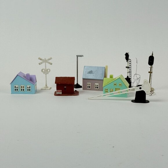 HO scale Miniature Railway Accessories With 4 Houses & 4 Railroad Signals - Picture 1 of 10